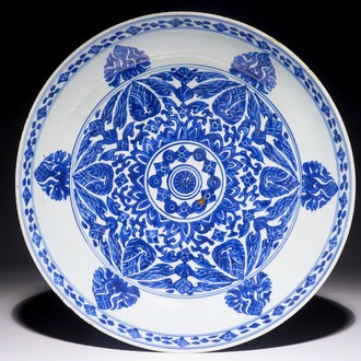 Un plat en porcelaine de Chine bleu et blanc pour le marché islamique, Kangxi