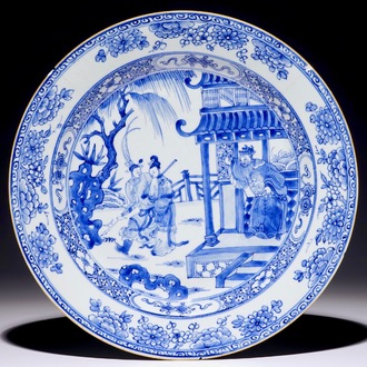 Un plat en porcelaine de Chine bleu et blanc à décor de "La Romance de la chambre de l'Ouest", Yongzheng