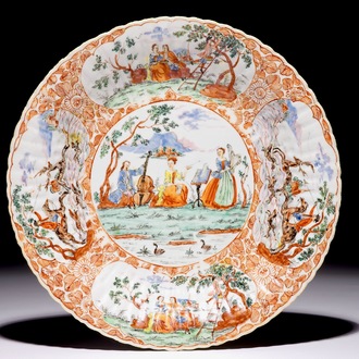 Un plat en porcelaine de Chine surdécoré de type Amsterdams bont à décor de musiciens et chasseurs, Qianlong