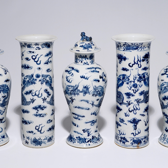 Une garniture aux dragons de cinq pièces en porcelaine de Chine bleu et blanc, 19ème