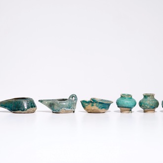 Een collectie islamitische turquoise geglazuurde olielampjes en potjes, o.a. Raqqa, 13e eeuw en later