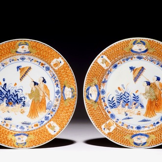 Une paire d'assiettes en porcelaine de Chine de style Imari à décor d'après Cornelis Pronk: "Dames au Parasol", ca. 1736-1738