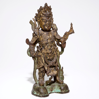 Une grande figure en bronze doré, traces de polychrome, Ming