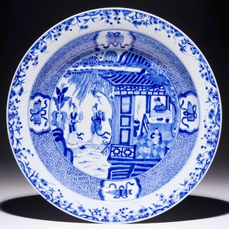 Een Chinese blauw-witte diepe schotel met scène uit "De Romance van de Westelijke Kamer", Yongzheng