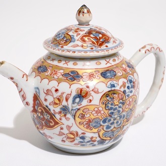 Une théière en porcelaine de Chine de type Amsterdams Bont à décor floral, Qianlong
