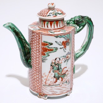 Un pot à vin avec anse en forme de dragon en porcelaine de Chine wucai, époque Transition