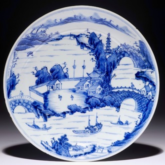 Une assiette en porcelaine de Chine bleu et blanc à décor de paysages, Kangxi, vers 1660