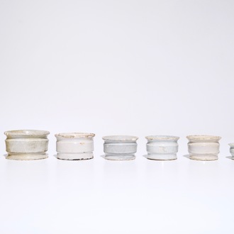 Un lot de huit pots de pharmacie miniatures en faïence de Delft blanc monochrome, 17ème