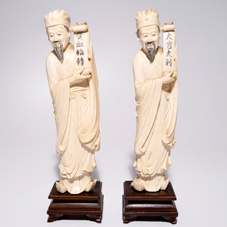 Een paar grote Chinese ivoren sculpturen van wijsgeren met schriftrol, 19e eeuw