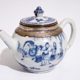 Une théière en porcelaine de Chine bleu et blanc monté en argent, Kangxi