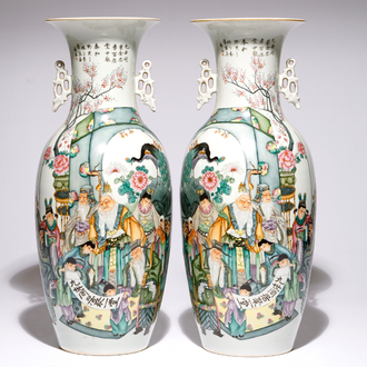 Une paire de vases en porcelaine de Chine famille rose à décor de personnages, 20ème