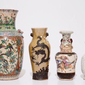 Een lot van vier diverse Nanking vazen, 19e eeuw