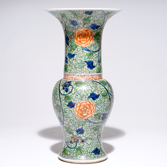 Un vase en porcelaine de Chine yenyen famille verte à décor floral, Kangxi