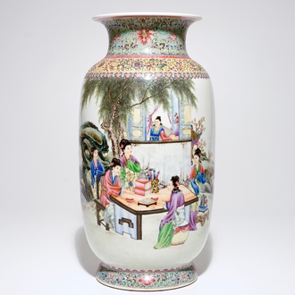 Un vase en porcelaine de Chine famille rose à décor de femmes dans un jardin, 20ème