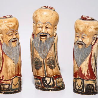 Un lot de trois figures de Shoulao en ivoire sculpté polychrome, début du 20ème
