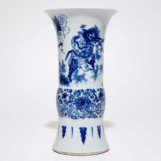 Un vase de forme gu en porcelaine de Chine bleu et blanc de style Transition, 19/20ème