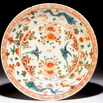 Un plat en porcelaine de Chine, dit de Swatow, à décor d'oiseaux et dragons, Ming