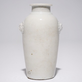 Un vase en porcelaine blanc de Chine aux anses en forme de tête de lion, Kangxi