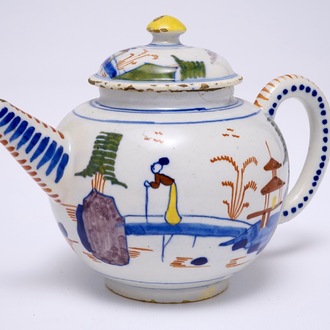 Een polychrome Delftse chinoiserie theepot met deksel, 18e eeuw 