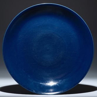 Un plat en porcelaine de Chine bleu monochrome, Kangxi