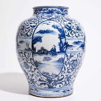 Un grand vase de forme balustre en porcelaine de Chine bleu et blanc à décor de personnages, Ming, Wanli