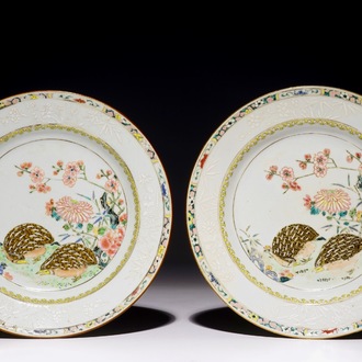 Une paire d’assiettes aux cailles en porcelaine de Chine famille rose, Yongzheng 