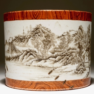 Un pot à pinceaux en porcelaine de Chine grisaille et faux bois, marque de Qianlong, 20ème