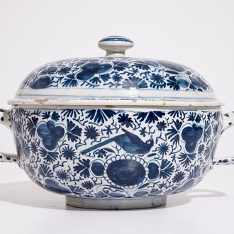 A large Dutch Delft blue and white spiced wine bowl and cover, 18th C.