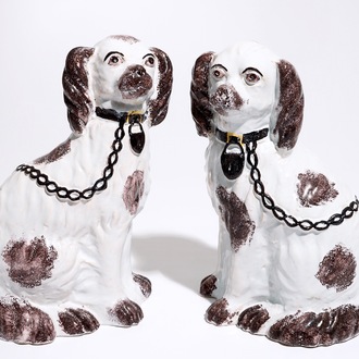 A pair of Staffordshire-style figures of dogs, prob. French pottery, 18/19th C.