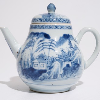 Une théière en porcelaine de Chine bleu et blanc à décor d'un paysage, Yongzheng/Qianlong