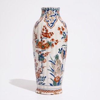 Een geribde Delftse vaas in kasjmier palet met vogels en bloemen, ca. 1700