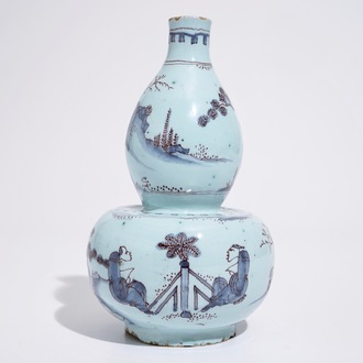 Un vase de forme double gourde en faïence de Delft en bleu et manganèse, fin du 17ème