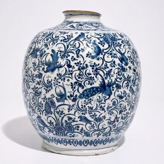 Un vase en faïence de Delft aux paons parmi rinceaux de fleurs, 17ème