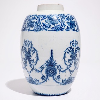 Een blauw-witte Delftse pot met ornamentaal chinoiseriedecor, eind 17e eeuw