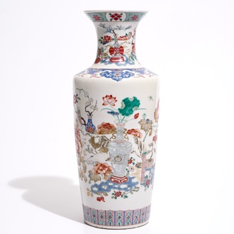 A Chinese famille rose rouleau vase in Yongzheng style, early 19th C.