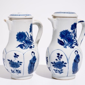 Deux verseuses couvertes en porcelaine de Chine bleu et blanc aux "dames longues", Kangxi