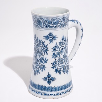 Une chope en faïence de Delft bleu et blanc aux rinceaux de lotus de style Ming, fin du 17ème