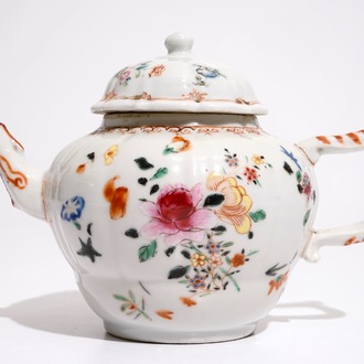 Une théière en porcelaine de Chine famille rose, Qianlong