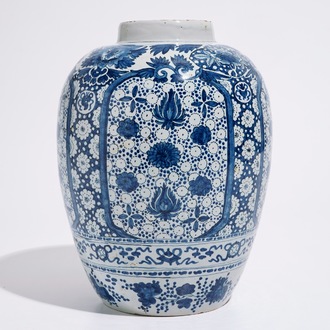 Een blauw-witte Delftse pot met chinoiseriedecor, 17e eeuw