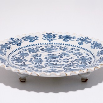 A German blue and white lobed plate on three feet, Nürnberg, 17th C.