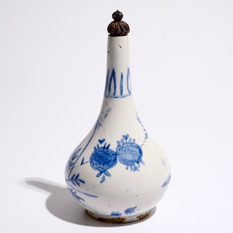 Un vase islamique bleu et blanc au couvercle en argent, prob. Iran, 17/18ème