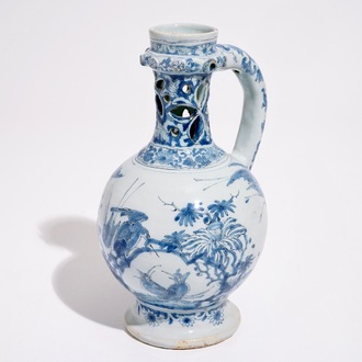 Een zeldzame Delftse blauw-witte fopkan met chinoiseriedecor, eind 17e eeuw