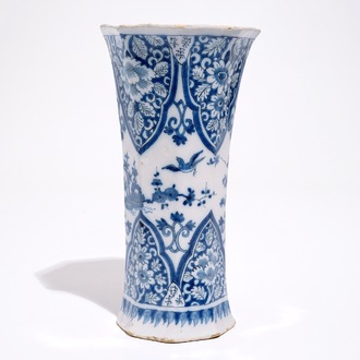 Un vase en faïence de Delft bleu et blanc à décor de chinoiserie, fin du 17ème