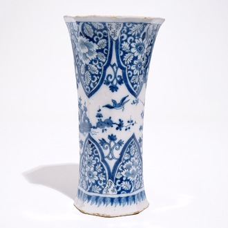 Een blauw-witte Delftse bekervaas met chinoiseriedecor, eind 17e eeuw