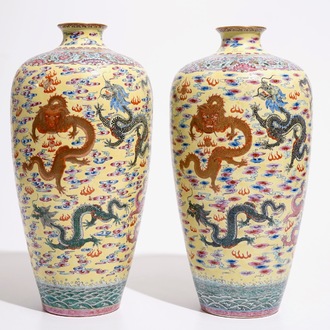 Une paire de vases meiping en porcelaine de Chine à décor de dragons sur fond jaune, marque de Qianlong, 20ème