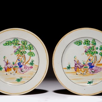 Une paire de grandes assiettes en porcelaine de Chine famille rose à la cueillette des cerises, Qianlong