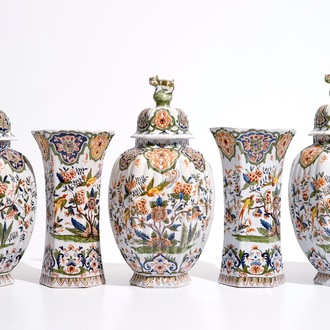 Une garniture de cinq vases en faïence de style Delft polychrome, France, 19ème