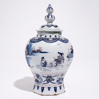 Un vase de forme octogonale en faïence de Delft en bleu et manganèse, fin du 17ème