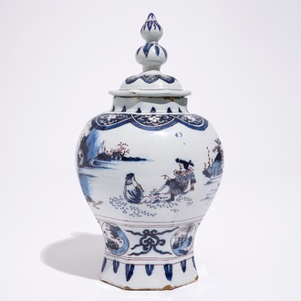 Een Delftse octagonale dekselvaas met chinoiseriedecor in blauw en mangaan, eind 17e eeuw