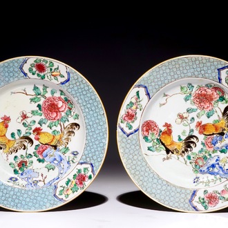 Une paire d'assiettes en porcelaine de Chine famille rose à décor de coqs, Yongzheng